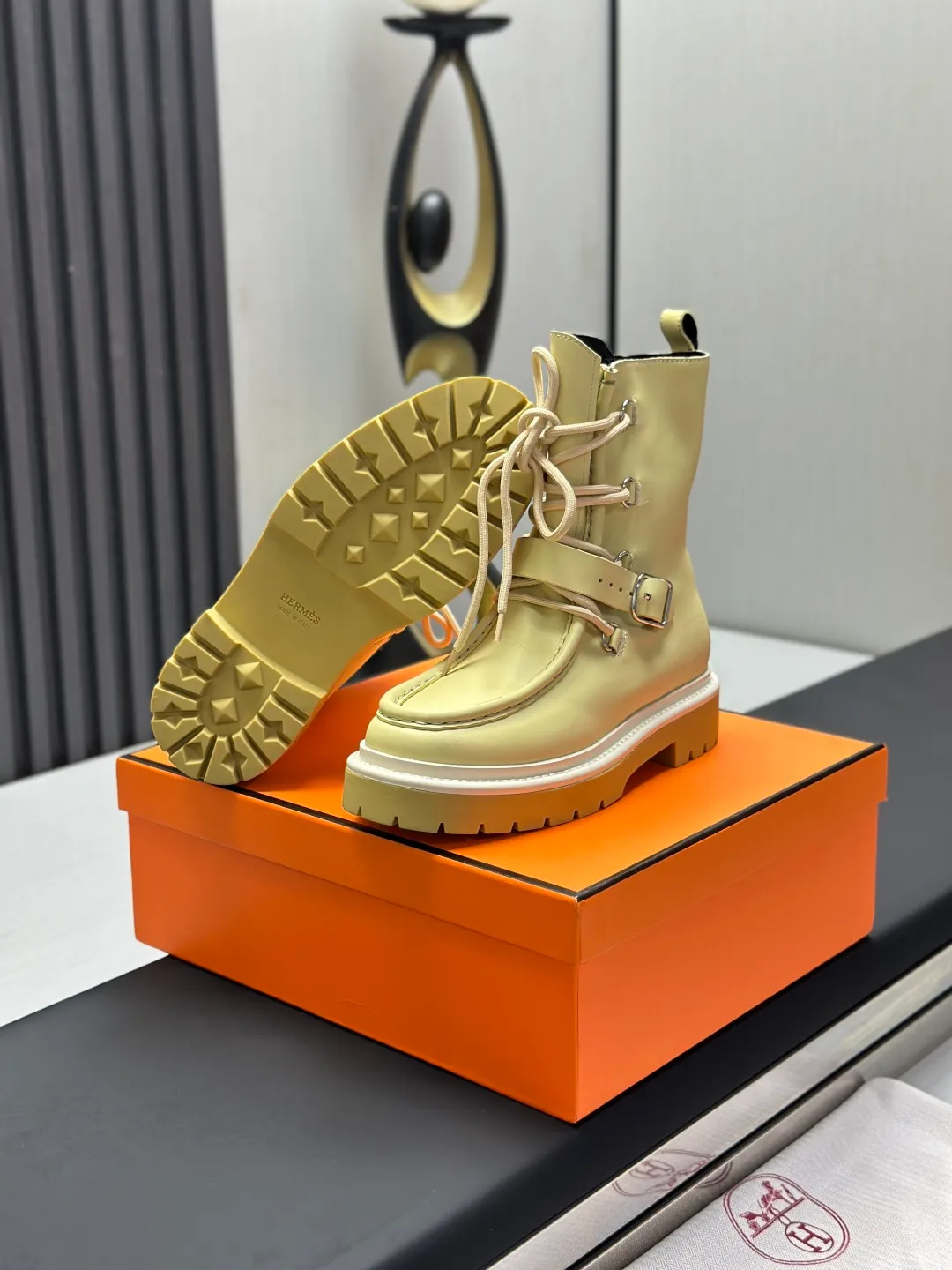 👟👟Ex-factory price 820👟👟 Hermes Martin boots fe new arrival~ Autumn and winter new Bouncing Martin boots casual shoes, the most comfortable shoes from Hermès, no one else⃣️, very light on the feet and good-looking, you will not feel tired when you go shopping and running around👍 The cowhide stitching feels good, very beautiful and versatile, very light and comfortable Hermès GD9321 is perfect for both sports and leisure. It feels great when you step on it! ✔️Fabric: Imported cowhide ✔️Inner lining: Imported silk sheepskin for lining insoles ✔️Outsole: Seamless combination of IP+TPU (multi-color letters) German technology irradiation machine ✔️Size: #35-40 code 🎁Top quality, simultaneous full set of packaging